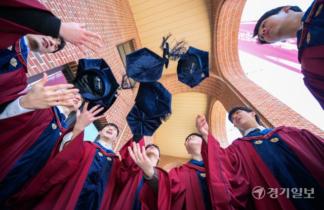 19일 오전 용인특례시 기흥구 경희대학교 국제캠퍼스에서 열린 '2024학년 전기 학위수여식'에서 졸업생들이 학사모를 던지며 서로를 축하하고 있다. 윤원규기자