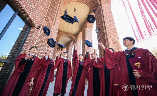19일 오전 용인특례시 기흥구 경희대학교 국제캠퍼스에 열린 '2024학년 전기 학위수여식'에서 졸업생들이 학사모를 던지며 서로를 축하하고 있다. 윤원규기자