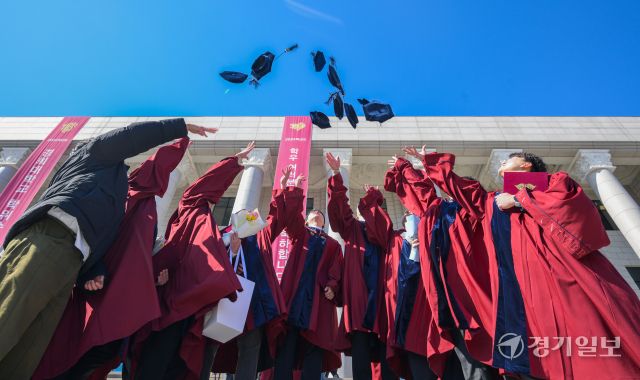 19일 오전 용인특례시 기흥구 경희대학교 국제캠퍼스에서 열린 '2024학년 전기 학위수여식'에서 졸업생들이 학사모를 던지며 서로를 축하하고 있다. 윤원규기자