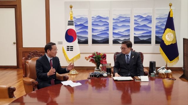 19일 오후 국회의장실에서 유정복 인천시장(대한민국시도지사협의회장)이 우원식 국회의장을 만나 분권형 개헌에 대한 협력을 요청했다. 협의회 제공