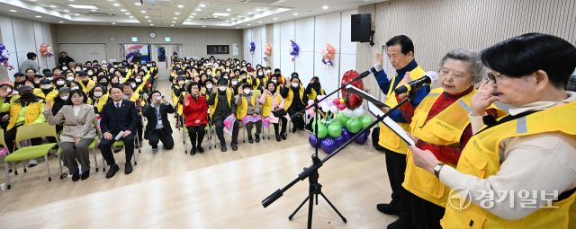 19일 인천 동구 송현노인복지관에서 열린 '2025년 노인일자리 사업 발대식'에서 참여자들이 선서를 하고 있다. 조병석기자