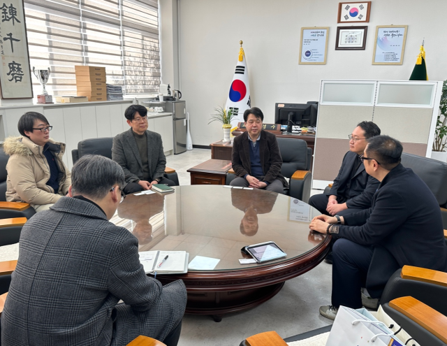 안산공고에서 열린 한국폴리텍대학 성남캠퍼스와 안산공고와의 반도체 특화 직업체험 및 취업연계를 위한 회의에서 참석자들이 학생들의 반도체 특화 직업체험과 관련해 논의하고 있다. 폴리텍대학 성남캠퍼스 제공
