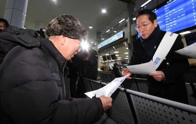 유정복 인천시장이 인천항연안여객터미널에서 여객선 이용객들에게 ‘인천 아이(i) 바다패스’를 홍보하고 있다. 인천시 제공