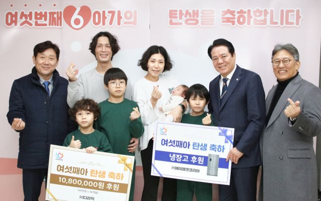 최대호 안양시장이 19일 여섯째 자녀 출생가정을 방문했다. 안양시 제공.