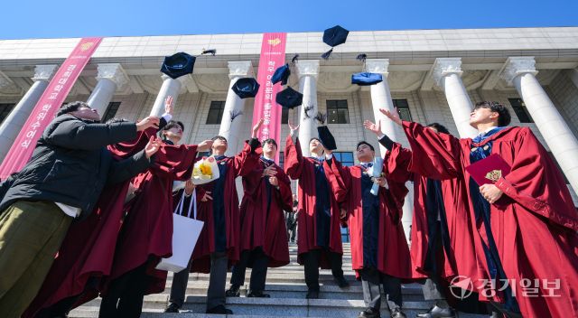 19일 오전 용인특례시 기흥구 경희대학교 국제캠퍼스에서 열린 '2024학년 전기 학위수여식'에서 졸업생들이 학사모를 던지며 서로를 축하하고 있다. 윤원규기자