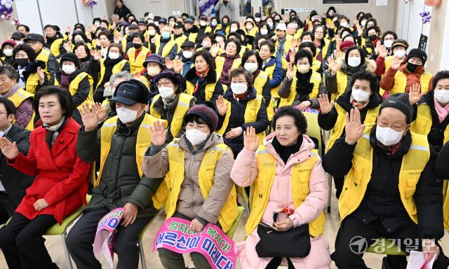 19일 인천 동구 송현노인복지관에서 열린 '2025년 노인일자리 사업 발대식'에서 참여자들이 선서를 하고 있다. 조병석기자