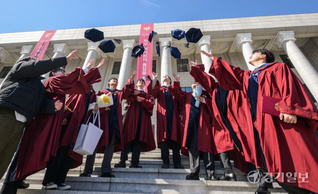 19일 오전 용인특례시 기흥구 경희대학교 국제캠퍼스에서 열린 '2024학년 전기 학위수여식'에서 졸업생들이 학사모를 던지며 서로를 축하하고 있다. 윤원규기자