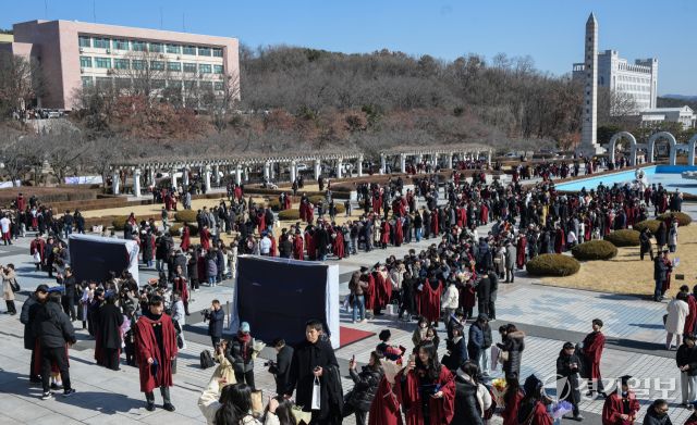 19일 오전 용인특례시 기흥구 경희대학교 국제캠퍼스에서 열린 '2024학년 전기 학위수여식'에서 졸업생과 가족들이 기념사진을 찍으며 즐거운 시간을 보내고 있다. 윤원규기자