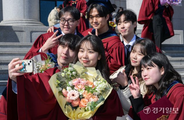 19일 오전 용인특례시 기흥구 경희대학교 국제캠퍼스에서 열린 '2024학년 전기 학위수여식'에서 졸업생들이 기념촬영을 하며 마지막 대학 시절을 기록하고 있다. 윤원규기자