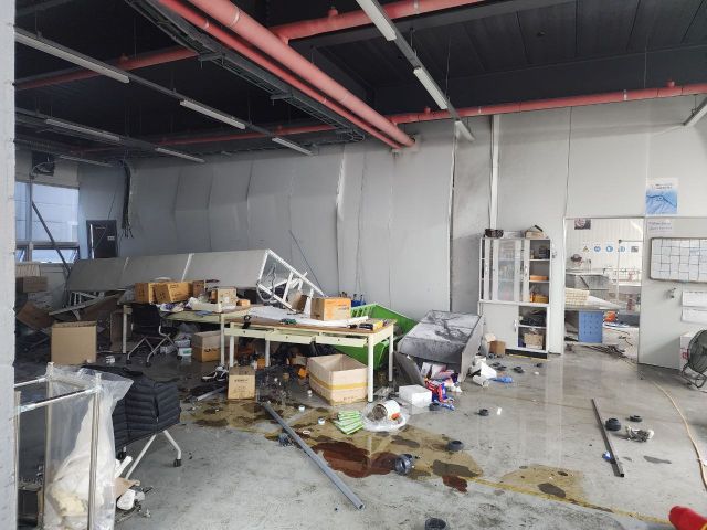 시흥시의 한 PVC 필터 제조 공장에서 폭발 사고가 발생해 근로자 7명이 전신 화상을 입고 병원으로 이송됐다. 경기도소방재난본부 제공