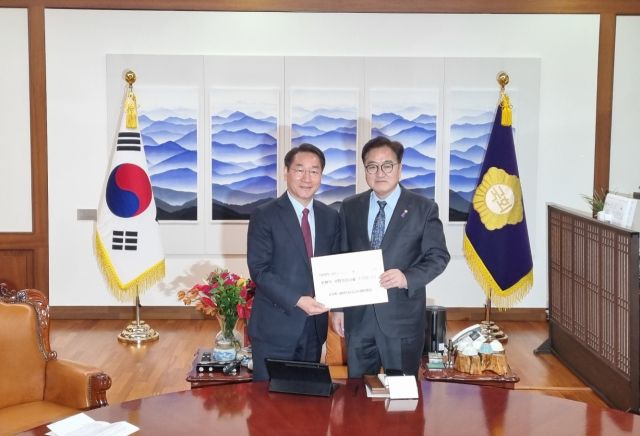 19일 오후 국회의장실에서 유정복 인천시장(대한민국시도지사협의회장)이 우원식 국회의장을 만나 분권형 개헌에 대한 협력을 요청했다. 협의회 제공