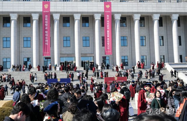 19일 오전 용인특례시 기흥구 경희대학교 국제캠퍼스에서 열린 '2024학년 전기 학위수여식'에서 졸업생과 가족들이 기념사진을 찍으며 즐거운 시간을 보내고 있다. 윤원규기자