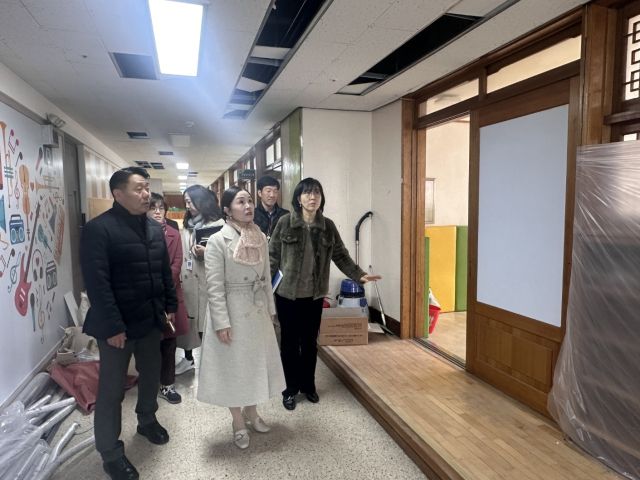 수원교육지원청 김선경 교육장이 늘봄공유학교 현장을 살피고 있다. 수원교육지원청 제공