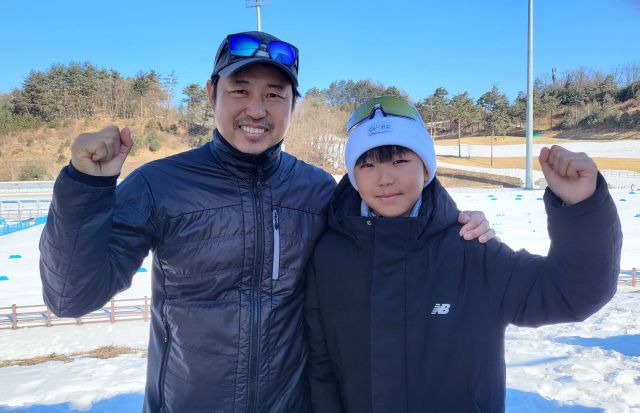 국가대표 출신 아버지 손해권 코치(왼쪽)의 뒤를 이어 세계적인 선수를 꿈꾸는 바이애슬론 유망주 손루이가 제106회 전국동계체전에서 경기에 나서기 전 화이팅을 외치고 있다.황선학기자