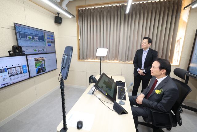 임태희 경기도교육감이 19일 경기이음온학교 개교식에 참석해 수업시연을 참관하고 있다. 경기도교육청 제공