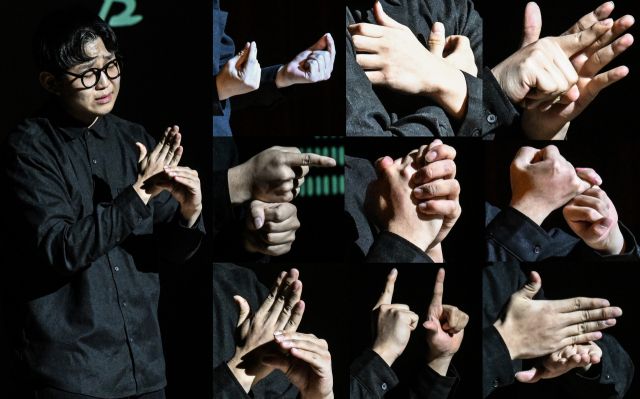 ‘제7회 수어 문화제’에서 한국수어문화를 알리는 축하공연을 하고 있다. 경기일보DB