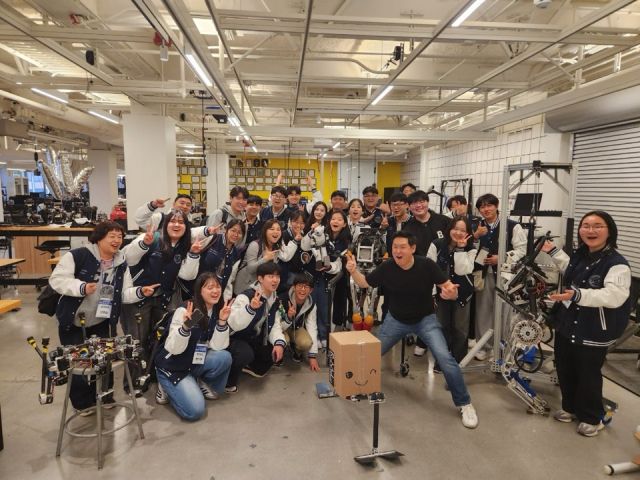 인천 학생들이 미국 캘리포니아대학교 로스앤젤레스 캠퍼스를 방문해 데니스홍 교수와 만났다. 인천시교육청제