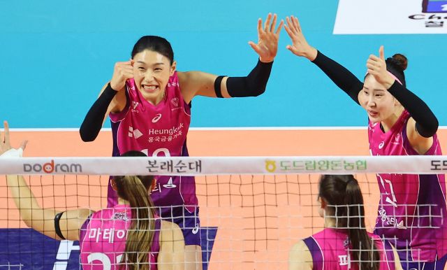 2일 인천 삼산월드체육관에서 열린 프로배구 V리그 여자부 인천 흥국생명과 대전 정관장의 경기서 흥국생명 김연경이 득점에 성공한 후 동료들과 함께 기뻐하고 있다.연합뉴스