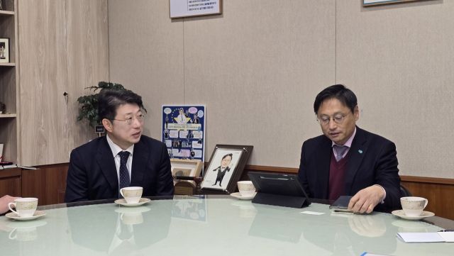 오후석 경기도 행정2부지사를 만나 지하철 9호선 하남구간 조기 개통을 건의하는 이창근 위원장(왼쪽). 국민의힘 하남시을당원협의회 제공