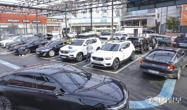 포근한 날씨, 북적이는 세차장 [포토뉴스]