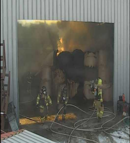 지난 2일 강화군 송해면의 한 축사 사료 보관창고에서 불이 나 소방당국이 진화에 나섰다. 인천소방본부제공