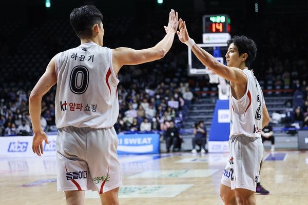 2일 부산 사직실내체육관에서 열린 부산 KCC와 4라운드 원정 경기에서 수원 KT 소닉붐의 하윤기(왼쪽)와 허훈이 승리 후 기뻐하고 있다.KBL 제공