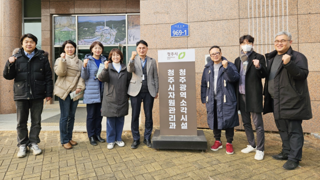 지난달 22일 청주권광역소각시설 방문을 마친 고양특례시의회 환경경제위원회 소속 의원들이 화이팅을 외치고 있다. 고양특례시의회 제공