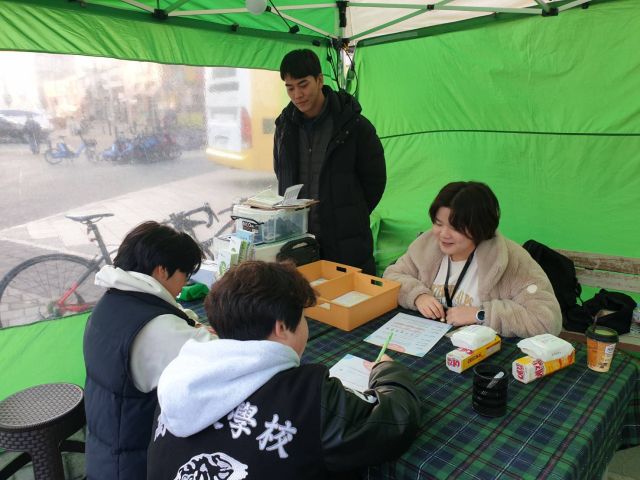 자원활동가들이 청소년이동쉼터에서 청소년들과 상담을 하고 있다. 김포시청소년육성재단 제공