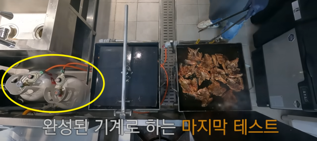 지난해 5월 올라온 영상에서 LPG 가스통을 곁에 두고 중국의 닭뼈 요리를 만드는 장면. 백종원 대표 유튜브 캡처