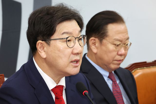 국민의힘 권성동 원내대표가 20일 국회에서 열린 비상대책위원회 회의에서 발언하고 있다. 오른쪽은 권영세 비상대책위원장. 연합뉴스