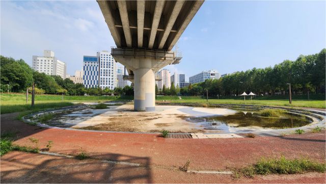 인천 남동구의 논현포대근린공원 제2유수지가 흉물로 방치 돼있다. 남동구는 이곳을 야외 물놀이 장으로 만들 계획이다. 남동구제공