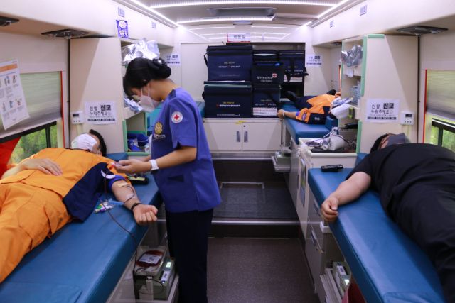 양평소방서 직원이 이웃의 소중한 생명을 위해 헌혈을 하고 있다. 양평소방서제공