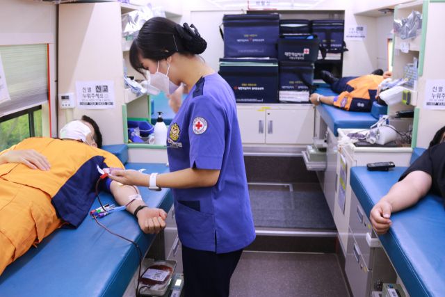 양평소방서 직원이 헌혈을 하고 있는 모습. 양평소방서제공