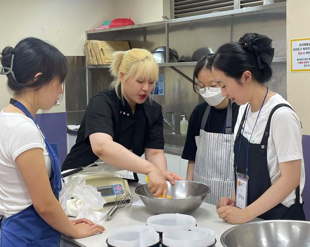 과천시가 지난해 개최한 제빵제과 프로그램에 청년들이 참여해 실습교육을 받고 있다. 과천시 제공