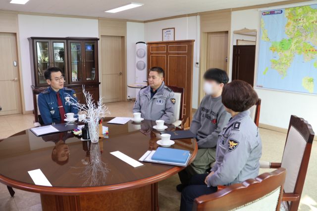 이강석 안산단원경찰서장이 도박현장을 시고한 시민을 초청, 감사장과 신고포상을 전달하고 격려했다. 단원서 제공