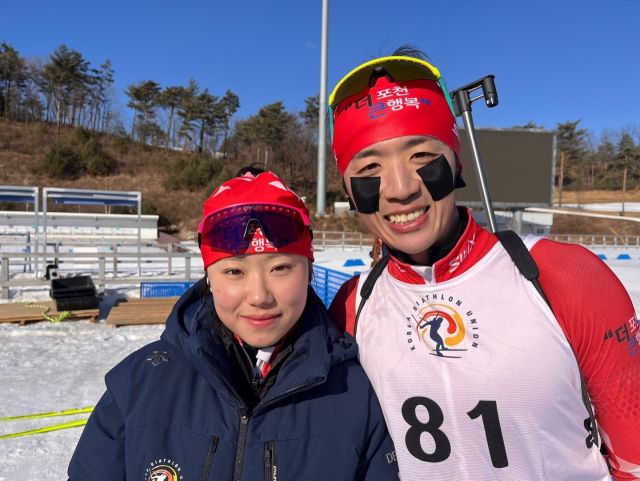 20일 바이애슬론 남녀 일반부 집단출발서 나란히 금·은메달을 획득한 최두진, 아베마리야(이상 포천시청) 부부.포천시청 제공