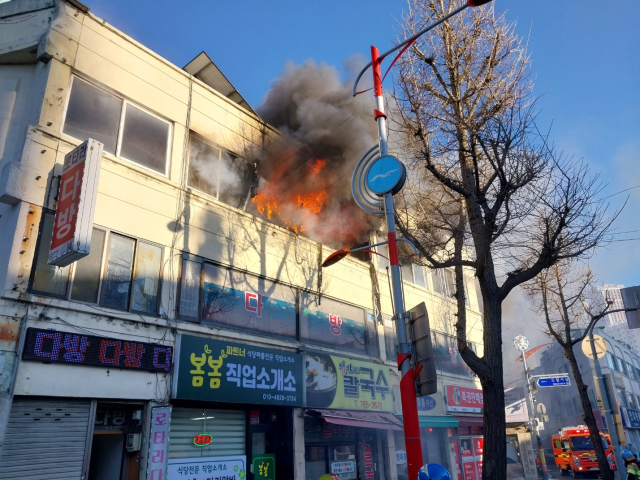 20일 오후 인천 중구 한 3층짜리 상가주택 3층에서 불이 나 검은 연기가 나오고 있다. 인천소방본부 제공