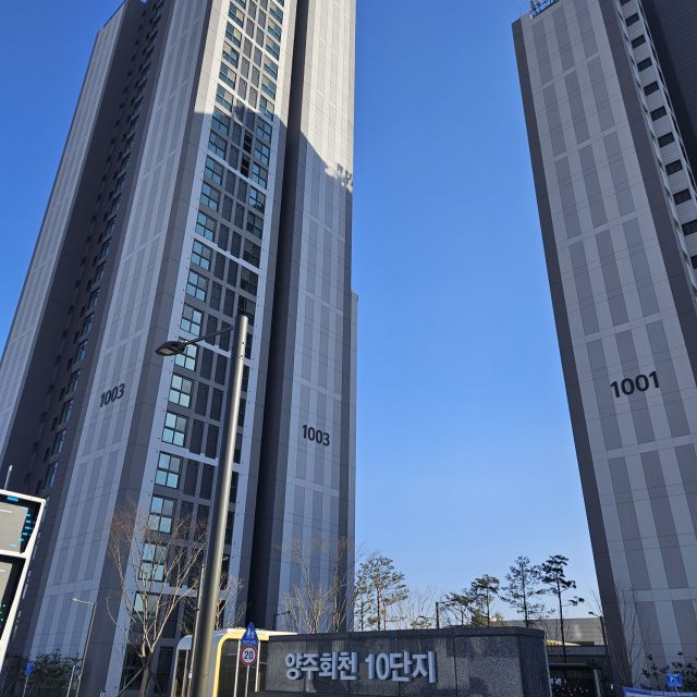 동두천양주교육지원청이 저경력 직월들의 공동 사택으로 공급하는 양주 회천지구 내 주공10단지 아파트 전경. 동두천양주교육지원청 제공