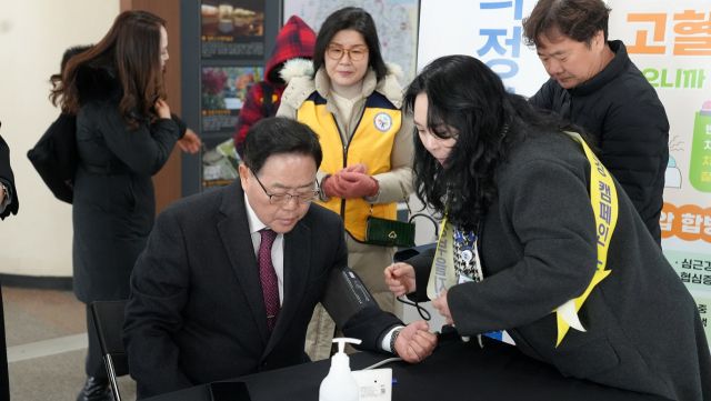 강수현 양주시장(왼쪽)이 20일 양주역에 마련된 의정부을지대병원 건강 캠페인 현장을 찾아 혈압을 측정하고 있다. 을지대병원 제공