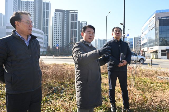 김동근 의정부시장(가운데)이 최근 나눔주차장 시범사업 대상지인 고산공공택지지구 일원을 점검하고 있다. 의정부시 제공