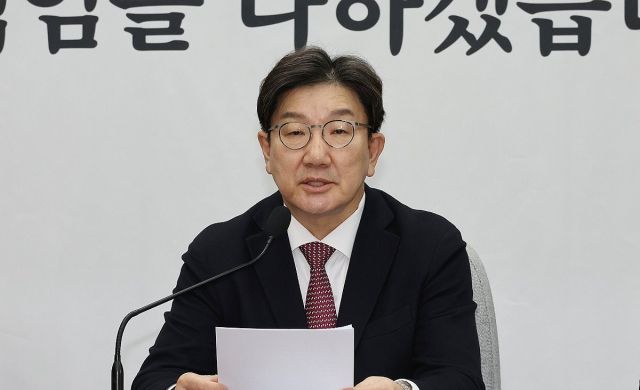 국민의힘 권성동 원내대표가 21일 국회에서 열린 원내대책회의에서 발언하고 있다. 연합뉴스