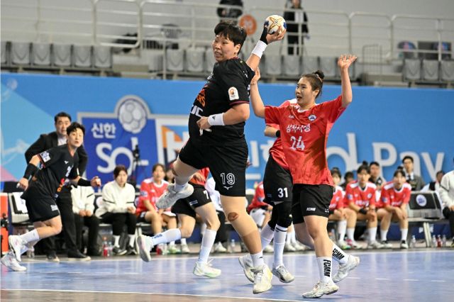 21일 서울 올림픽공원 핸드볼경기장에서 열린 삼척시청과의 ‘신한 SOL페이 2024-2025 핸드볼 H리그’ 2라운드 경기서 광명 SK 슈가글라이더즈의 강은혜가 돌파슛을 하고 있다.한국핸드볼연맹 제공