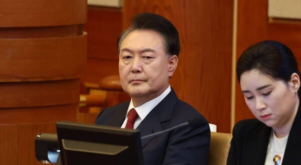 윤석열 대통령이 지난 13일 서울 종로구 헌법재판소 대심판정에서 열린 '윤석열 대통령 탄핵심판 8차 변론'에 출석해 있다. 연합뉴스