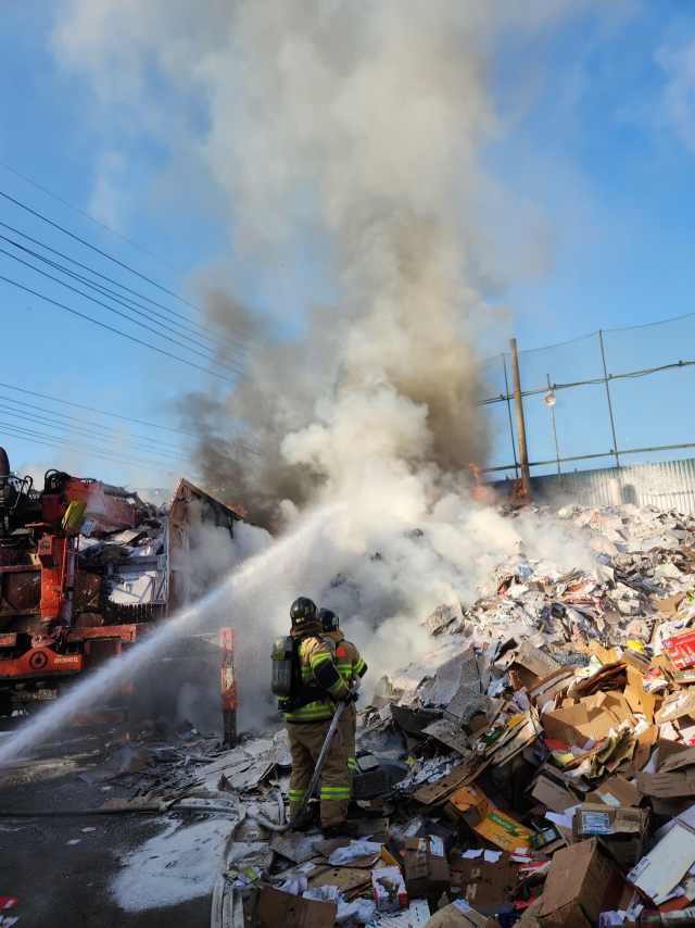 21일 오전 인천 부평구 청천동 한 폐지재활용업체 야적장에서 난 불을 소방관들이 끄고 있다. 인천소방본부제공