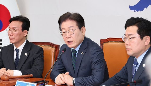 더불어민주당 이재명 대표가 21일 서울 여의도 국회에서 열린 최고위원회의에서 발언하고 있다. 연합뉴스