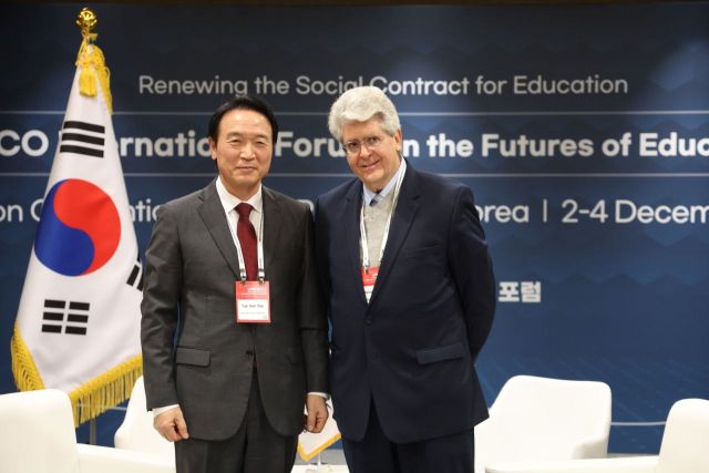 지난해 12월 ‘2024 유네스코 교육의 미래 국제포럼’에서 만난 임태희 경기도육감과 페르난도 레이머스 하버드대 교육대학원 교수. 경기도교육청 제공