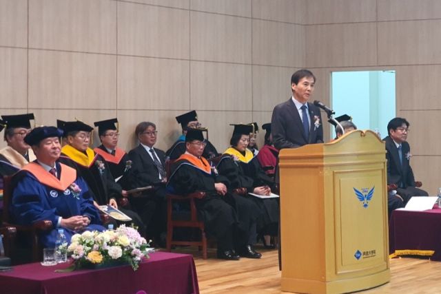 황효진 인천시 글로벌도시정무부시장이 지난 22일 오전 11시 인천캠퍼스 대강당에서 열린 2024학년도 학위수여식에서 축사를 하고 있다. 청운대 제공