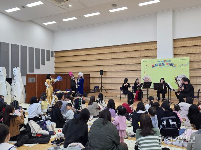 모차르트와 그의 아내 콘스탄체 역을 맡은 배우들(좌측 뒤편)이 수원시향 단원들의 ‘나는 새잡이’ 연주가 진행되는 동안 그물채를 들고 연기를 펼치고 있다. 이나경기자