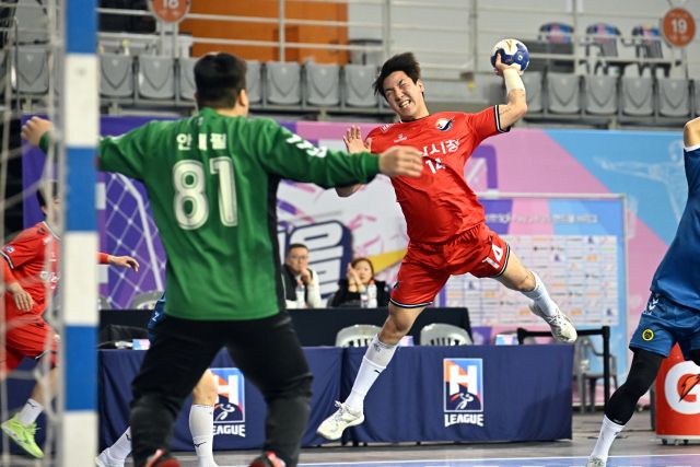 23일 오후 서울 SK핸드볼경기장에서 열린 핸드볼 H리그 남자부 상무와의 4라운드서 하남시청의 서현호가 점프 슛을 하고 있다.한국핸드볼연맹 제공