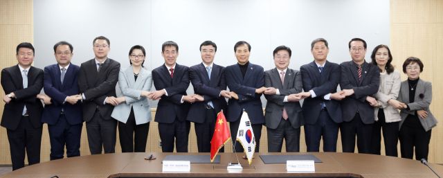 황효진 인천시 글로벌도시정무부시장이 23일 인천 연수구 송도 G타워에서 롄 마오 쥔 중국 톈진시 당위원회 상무위원과 협력방안을 논의한 뒤 기념촬영을 하고 있다. 시 제공